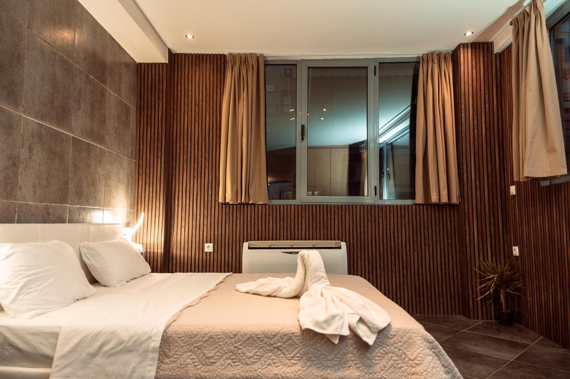 Parthenon Portrait Apartment *