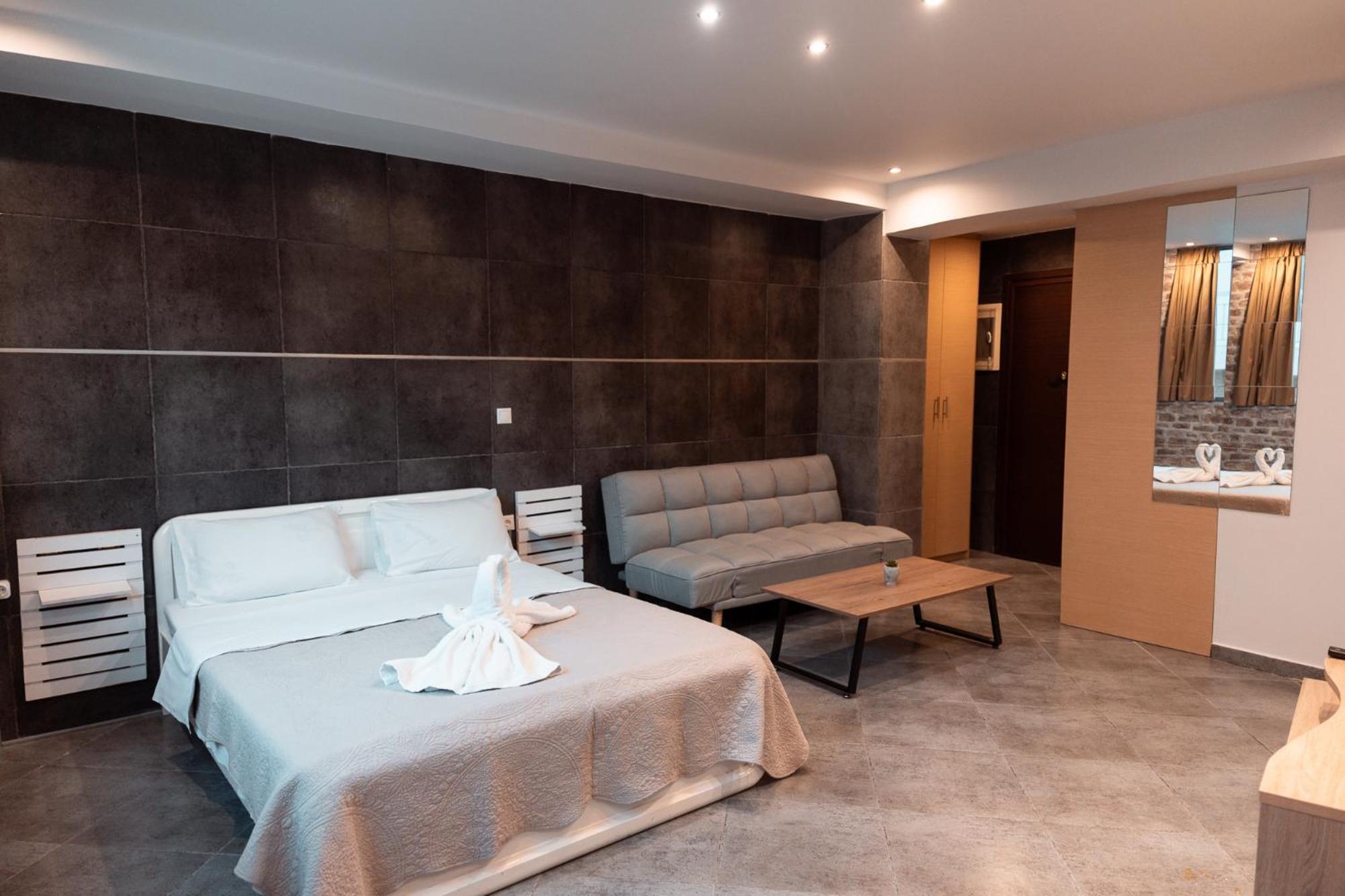 Parthenon Portrait Apartment *